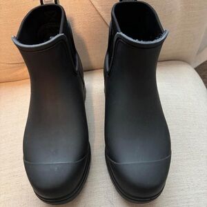 Womens Ugg rain/ snow boots